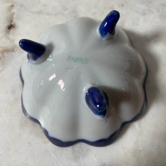 Vintage Moriage Tri-Footed Scalloped Bowl - Made in Japan - Picture 5 of 5